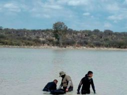 Personal de la Semefo acudió el lugar para hacerse cargo del cuerpo. ESPECIAL / Protección Civil Jalisco