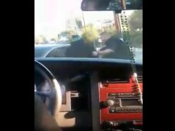 El video muestra cómo Avelica es esposado e introducido en un vehículo por dos agentes federales. YOUTUBE / Julia Wick