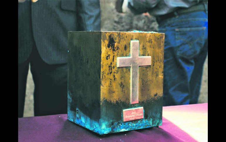 Urna. Momento de la extracción de las cenizas de Luis Barragán. ESPECIAL /