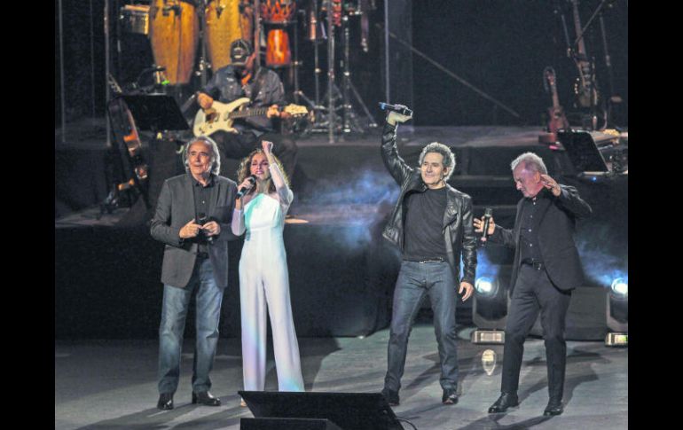 Víctor Manuel y Miguel Ríos dieron un repaso por sus éxitos, que fueron coreados por los asistentes al concierto en el Telmex. EL INFORMADOR / F. Atilano