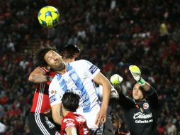 Los jugadores Guido Rodriguez y Milton Caraglio de Xolos Tijuana y Omar Gonzalez (c), del Pachuca, disputan el balón. EFE / A. Zepeda