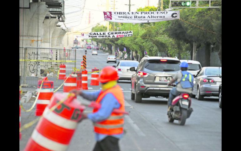 Avisos. Autoridades han colocado señalamientos y mantas para aminorar los estragos del cierre. EL INFORMADOR / R. Tamayo