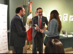 El secretario de relaciones exteriores entrega el documento en el consulado de México en Nueva York. TWITTER / @SRE_mx