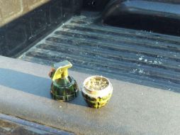 El grupo Tedax de la Policía de Guadalajara informó que la 'granada' contenía lo que al parecer era mariguana. ESPECIAL /