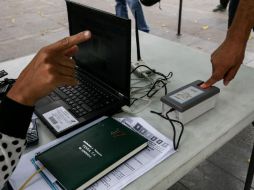 Los puntos para realizar el trámite en Caracas estaban desolados. EFE / C. Hernández