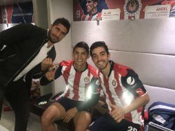 El capitán del equipo, Jair Pereira (I), posa con Pizarro (D) y Pulido (C), autor de los dos goles de Chivas ante Toluca. TWITTER / Rpizarrot