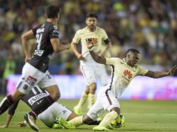 Una fuerte entrada de Andrade, de León, es la causa de la lesión de Ibarra (D). MEXSPORT / O. Martínez