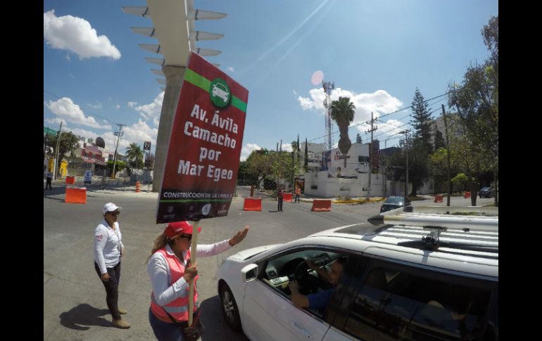 Ayer, primer día de las restricciones, personal del Siteur orientaba a los automovilistas. EL INFORMADOR / A. Camacho