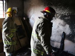 Según autoridades, la madre del niño salió a la tienda y lo dejó sin supervisión. Vecinos del lugar alertaron al personal de bomberos. ESPECIAL /