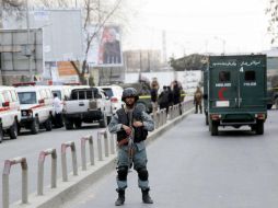 Un miembro de las Fuerzas de Seguridad de Afganistán vigila en las inmediaciones del hospital de Sardar Daud Khan. EFE / J. Jalali