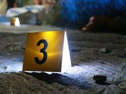 Junto al cuerpo se encontraron varios casquillos, al parecer de calibre 9 milímetros, reportan las autoridades. ESPECIAL /