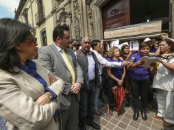 La protesta logra hacer que el presidente del Poder Judicial de Jalisco, Ricardo Suro, saliera a recibir sus propuestas. EL INFORMADOR / A. García