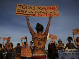 Cientos de manifestantes se pintaron las manos y el rostro de rojo y exhibieron sus torsos desnudos. AP / E. Peres