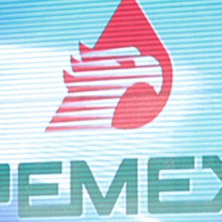 Inhabilitan y multan a siete funcionarios de Pemex