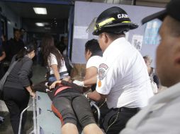 Paramédicos del hospital San Juan de Dios trasladaron a 17 heridos de los cuales 11 se encontraban en estado grave. AFP / D. Ramírez