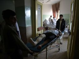 Personal médico trasladan a un soldado herido en el tiroteo. AFP / S. Marai