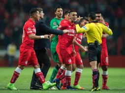 Tres jugadores del Toluca fueron explusados por su comportamiento hacie el silbante del partido contra Morelia. MEXSPORT / J. Ramírez