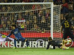 Griezmann (D) vence de cabeza la meta defendida por Ochoa (I). EFE / M. A. Molina