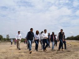 López Lara y otros funcionarios acudieron al predio este sábado. TWITTER / @RobertoLopezJal