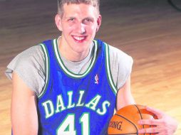 Diecinueve años después de haber sido seleccionado noveno global en el draft de 1998, Dirk Nowitzki es jugador insigne de la NBA. AP /