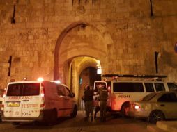 El atacante sacó un cuchillo y apuñaló por la espalda a dos de los policías en la Puerta de los Leones. ESPECIAL /