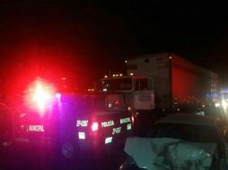 En el lugar del incidente registran tres lesionados, dos viajaban en el auto blanco y otro el motociclista que ya estaba herido. ESPECIAL /