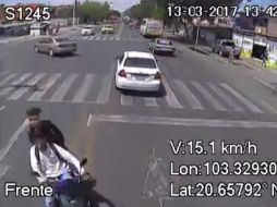 El video difundido ya suma miles de reproducciones; el accidente ocurre en Boulevard Marcelino García Barragán. FACEBOOK / El poder es Nuestro