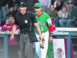 El mánager de la Selección mexicana, Édgar González, reclama al umpire tras ser expulsado en el juego ante Venezuela. MEXSPORT /