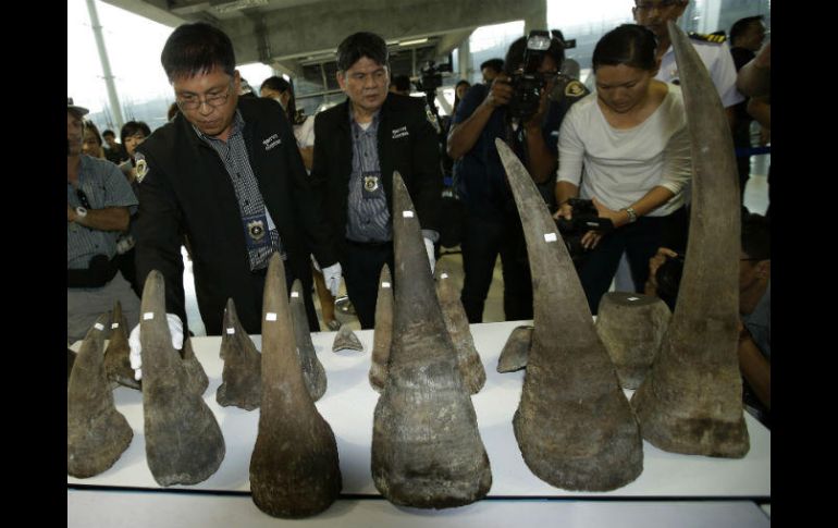 Policías muestran los cuernos durante una rueda de prensa. AP / S. Lalit