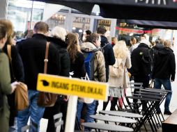 Varias personas acuden a un colegio electoral para ejercer su derecho al voto en las elecciones parlamentarias en Utrecht. EFE / J. Jumelet