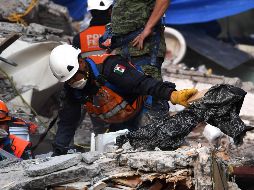 Desde el martes hay trabajos, pero no se consigue encontrar a Laura, quien habita el departamento 404, donde no fue hallada.