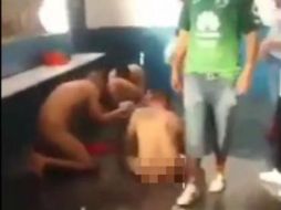 En el material audiovisual se observa como los presos son obligados a realizar tareas por un grupo de reos que los humillan. YOUTUBE / Manuel Gauna