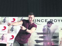 Con botas negras, tejanos negros desteñidos y una camiseta granate, el artista no perdió su simpatía durante la rueda de prensa. EFE /