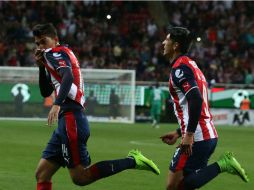 Ángel Zaldívar celebra su anotación, la segunda de Chivas en el partido. EL INFORMADOR / R. Tamayo