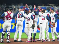 Festejo. Estados Unidos celebra tras conseguir la victoria ayer por la noche ante la novena de Venezuela en el Clásico Mundial. AFP / D. Poroy