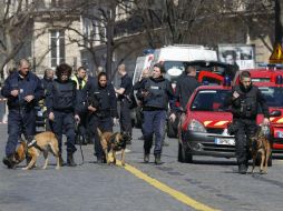 El edificio fue evacuado con carácter preventivo y se estableció un perímetro de seguridad. TWITTER / @prefpolice
