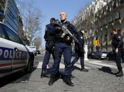 Como medida de precaución varias personas son evacuadas de la sede de la institución financiera internacional en la capital francesa. EFE / I. Langsdon
