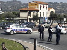 La policía instala un perímetro de seguridad y decretó la alerta de atentado, aunque no parece un ataque con fines terroristas. AP / P. Farjon