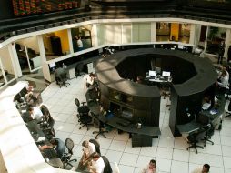 En la Bolsa Mexicana se operó un volumen de 353.3 millones de títulos, por un importe económico de 11 mil 760.4 millones de pesos. EFE / ARCHIVO