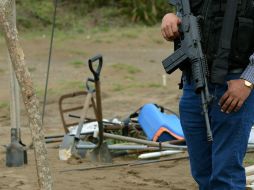 Servicios periciales del Estado y el Servicio Médico Forense de la UV efectúan las labores de reconocimiento de los restos. EFE / L. Monroy