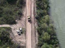Maquinaria arregla un camino en Hidalgo, Texas, frente el río Bravo. AFP / J. Moore