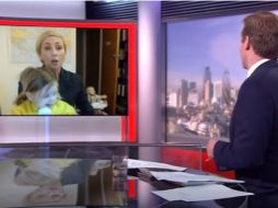 La mujer realiza otras actividades como cocinar, planchar la ropa, lavar el baño, e incluso se ve como desactiva una bomba. YOUTUBE / Jono and Ben