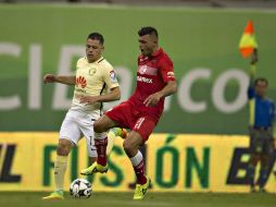 La FMF ha impuesto un año de suspensión a Pablo Aguilar (I) de América y a Triverio (D), de Toluca, por agredir a un árbitro. MEXSPORT / ARCHIVO