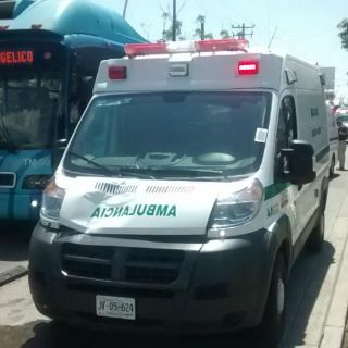 Ambulancia arrolla a dos adolescentes en Guadalajara