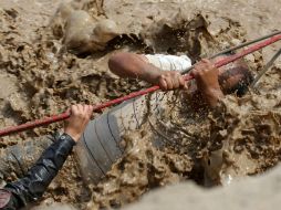 Personal de la policía nacional del Perú rescata a personas atrapadas por las inundaciones. EFE / E. Arias