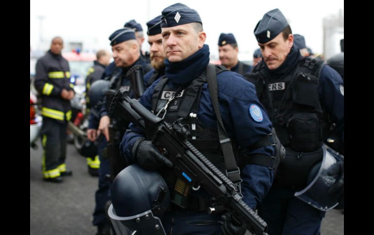 La policía y los servicios de seguridad realizaron un registro total de la base aérea para descartar explosivos. AFP / B. Cremel
