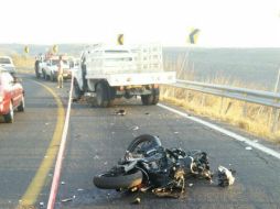 La motocicleta voló a unos 10 metros detrás de la camioneta. ESPECIAL /