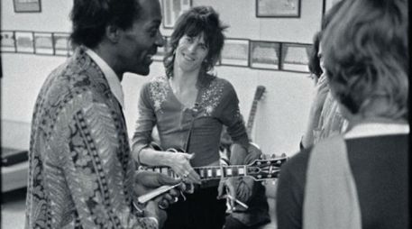 La banda publicó algunas fotos de sus momentos con el legendario rockero. TWITTER / @RollingStones