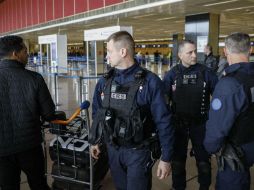 Debido al incidente, las terminales del aeropuerto fueron cerradas y desalojadas hasta que la seguridad fue restablecida. AP / K. Zihnioglu