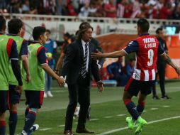 Con el triunfo ante los Tiburones, Chivas llegó a los 20 puntos y se colocó como líder de la competencia en solitario. EL INFORMADOR / R. Tamayo